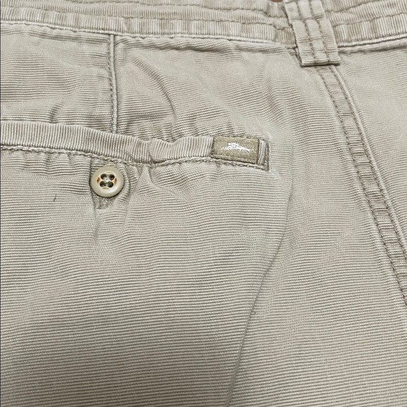 Tommy Bahama Light Tan Cargo Shorts Size 40 - Picture 3 of 4